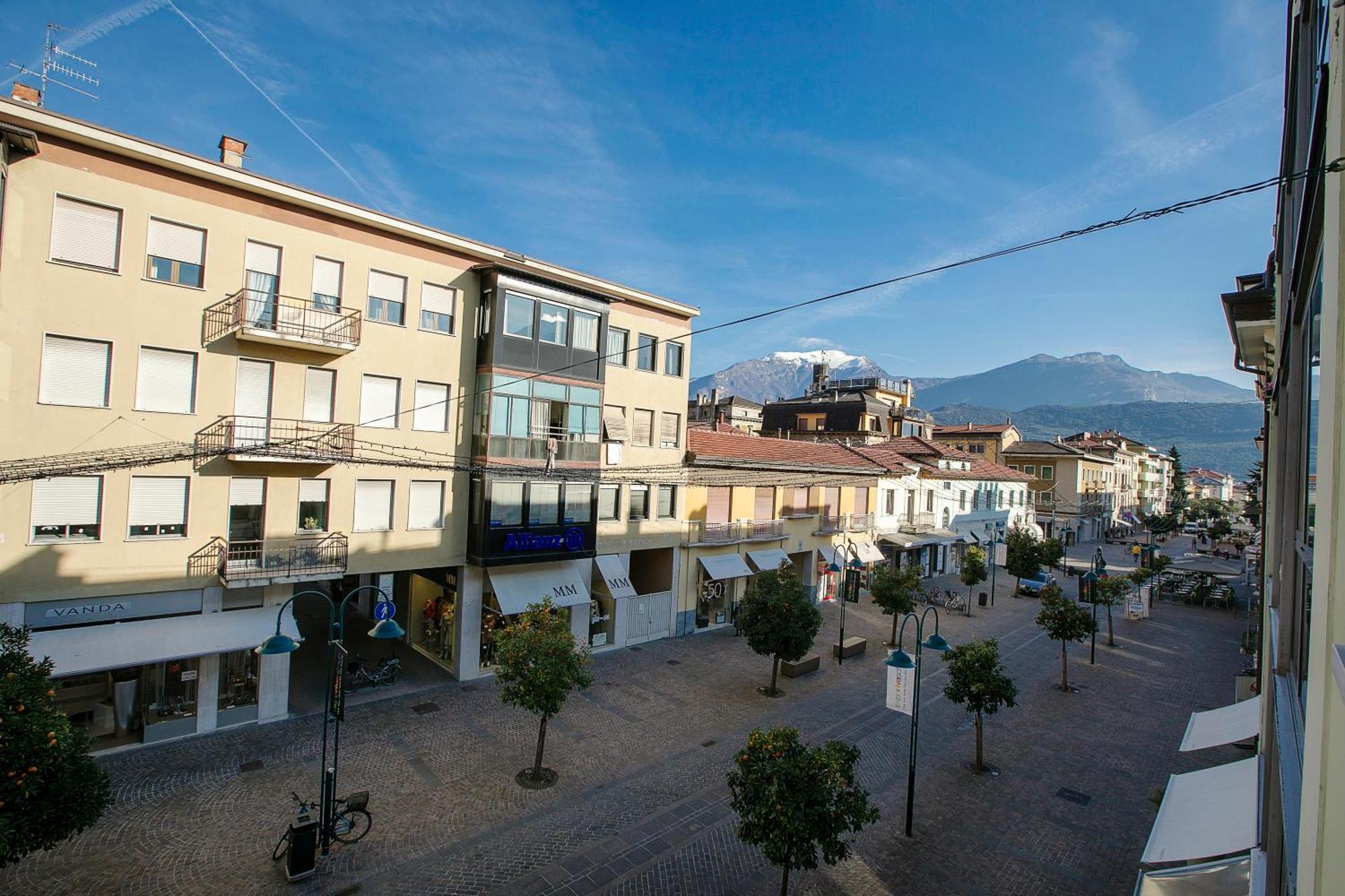 Riva Centro Apartment - Happy Rentals Buitenkant foto